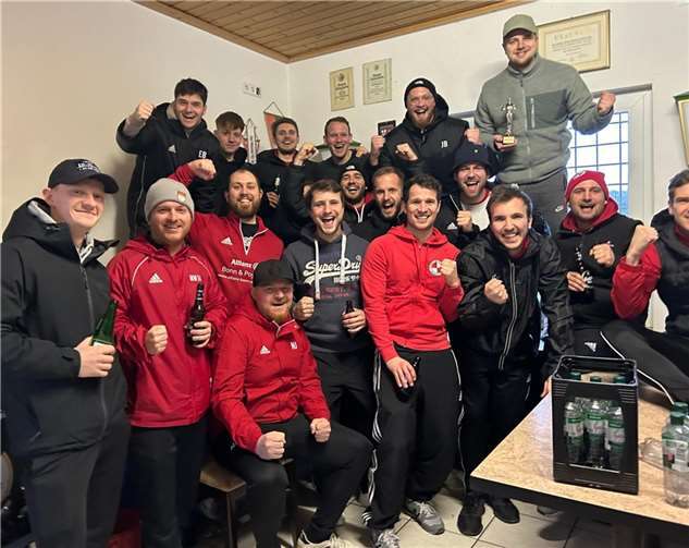 Die jungen Kerle jubeln und gönnen sich zur verdienten Belohnung gemeinsam einen Kasten Bier.  Foto: privat