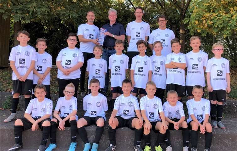 Die jungen Kicker des SSV strahlen in ihren neuen Shirts. Foto: privat