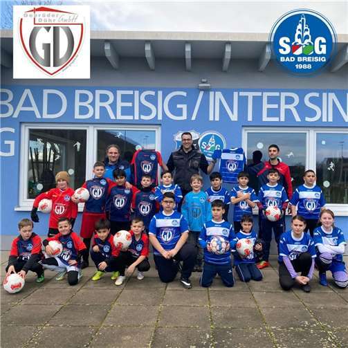 Die jungen Kicker freuen sich darüber, die schicke Sportbekleidung anprobieren zu dürfen.  Foto: privat