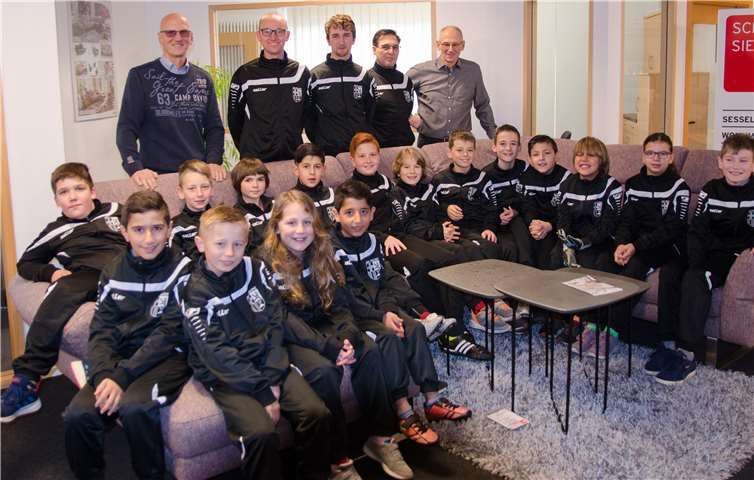 Die jungen Kicker freuen sich über ihre neuen Trainingsanzüge. Copyright: Oliver Carstens