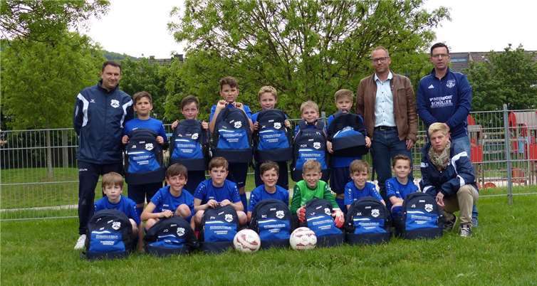 Die jungen Kicker freuten sich über die neuen Rucksäcke.Foto: SG Landskrone