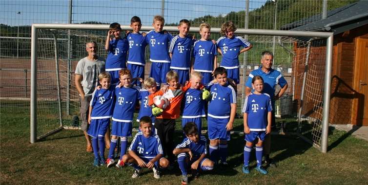 Die jungen Kicker freuten sich über die neuen Trikots.privat