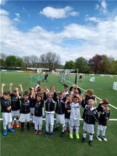 Die jungen Kicker freuten sich über ihre Medaillen.  Foto: privat