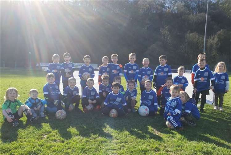 Die jungen Kicker in ihren neuen Trikots. Quelle: JSG Wiedtal