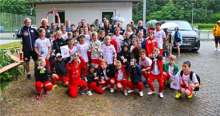 Training mit Profi-Trainern begeistert junge Kicker in Mayen Die jungen Kicker strahlen mit ihren Trainern beim Abschlussfoto des Fußballcamps in Mayen. Foto: Peter Seydel