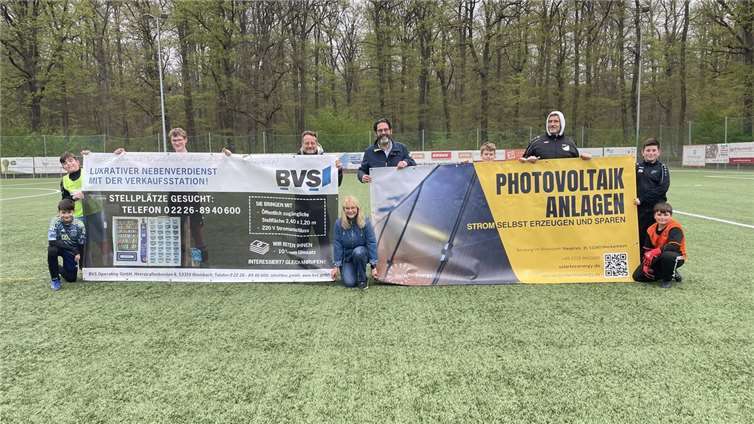 Vor- und nachgelagerte Osterfreuden Die jungen Kicker zeigten sich stolz über das entgegengebrachte Vertrauen und präsentierten die Banner mit großer Freude.