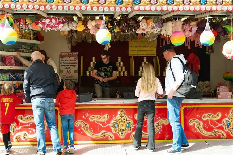Die jungen Kirmesbesucher konnten an der Wurfbude ihre Geschicklichkeit testen.