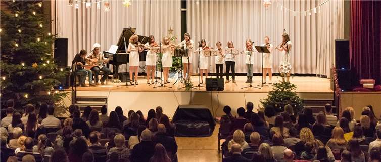 Die jungen Künstler boten ein abwechslungsreiches Programm in der gut besuchten Halle.