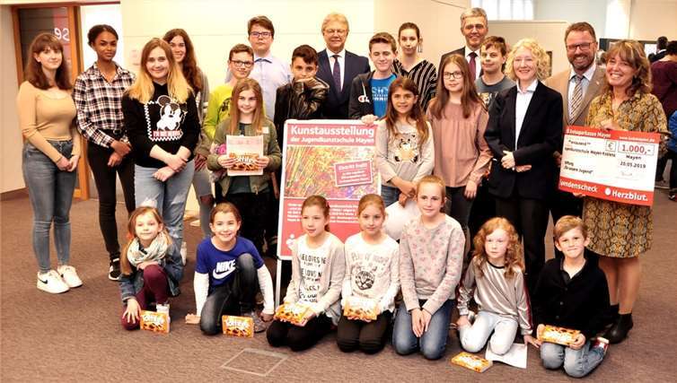 Die jungen Künstler der Jugendkunstschule Mayen beider Eröffnung ihrer Ausstellung in den Räumen der Kreissparkasse Mayen. Fotos: BS