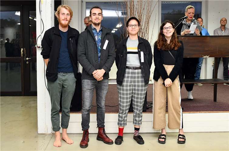 Die jungen Künstler stellten sich zum Gruppenfoto auf.