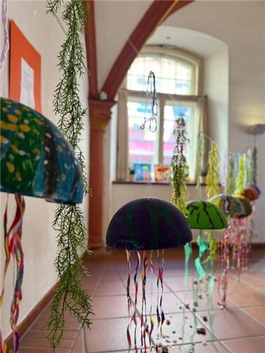 Die jungen Künstler*innen der Kunst-AG der Grundschule Hasenfänger laden zur Ausstellung ihrer Werke ins Historische Rathaus ein.Foto: privat