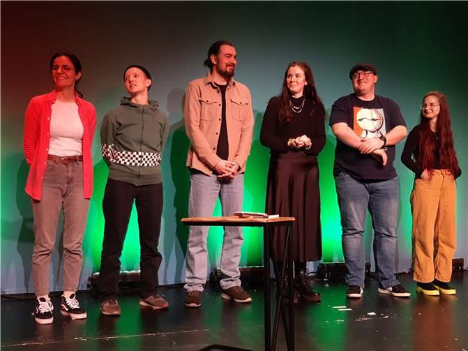 Die jungen Künstler*innen, die sich bei „Kunst gegen Bares“ dem Voting des fachkundigen Neuwieder Publikums stellten. Reni aus Frankfurt am Main (3.v.re.) konnte sich schließlich mit ihrer Gesangdarbietung durchsetzen.  Foto: Martin Grzembke.