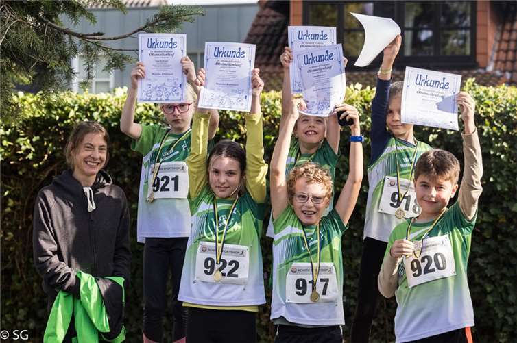 Die jungen LAVler präsentieren ihren Urkunden vom Obstmeilenlauf. Foto: S. Groß