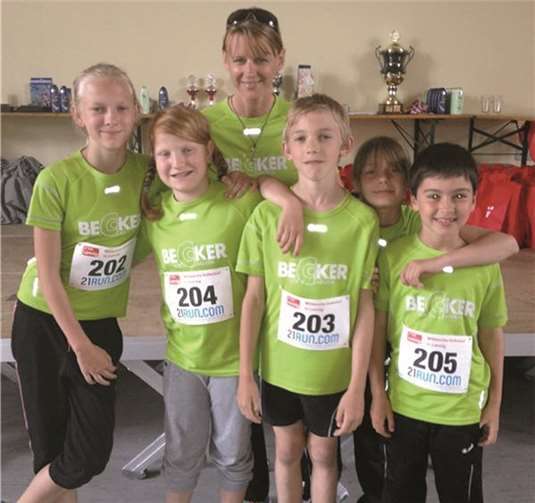 Die jungen Läufer des VfB Linz mit Trainerin Jutta Mönnig.privat