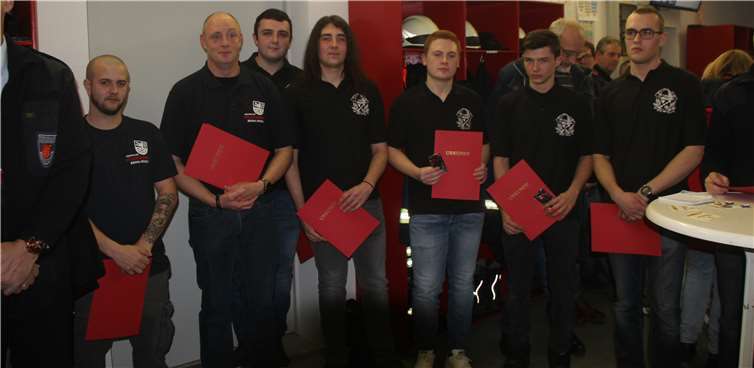 Die jungen Leute bekommen bei ihrer Verpflichtung ihre Urkunden von Verbandsbürgermeister Bernd Weidenbach überreicht. Fotos: KMI