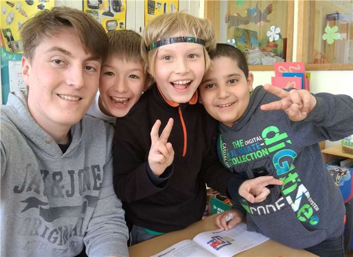 Die jungen Leute erleben den Perspektivwechsel von ihrer eigenen Schulzeit zur Betreuung von Schulkindern.