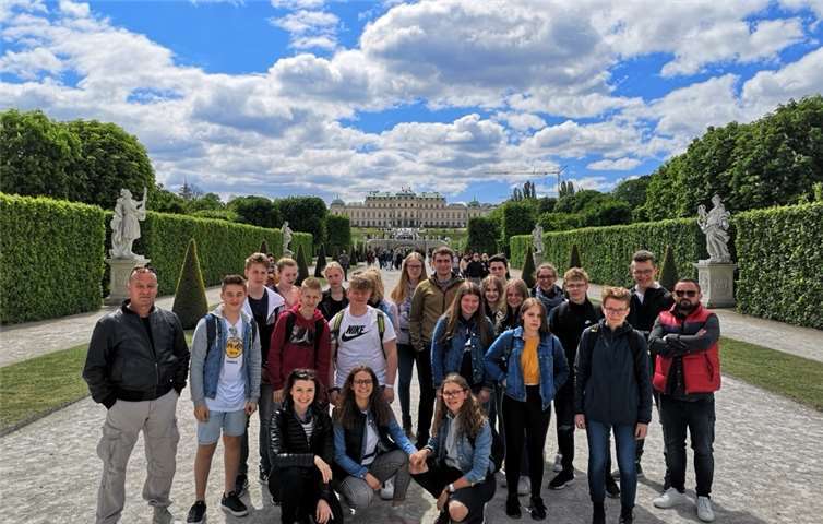 Die jungen Leute reisten durch Europa und lernten einiges über die Geschichte.