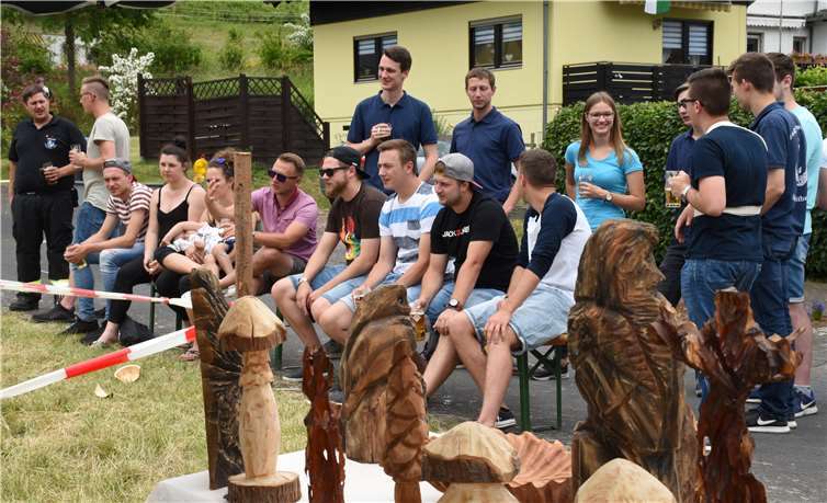 Die jungen Leute schauten interessiert dem Kettensäge-Schnitzer zu. Fotos: HEP
