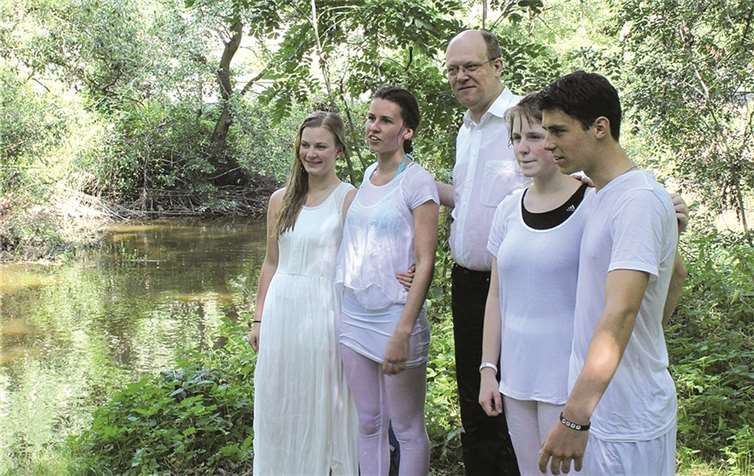 Die jungen Leute wurden getauft.privat