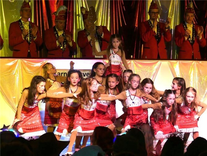 Die jungen Mädels der KVM-Minitanzgarde überraschte díe Narren unter anderem mit einem gelungenen Showtanz. Foto: TE