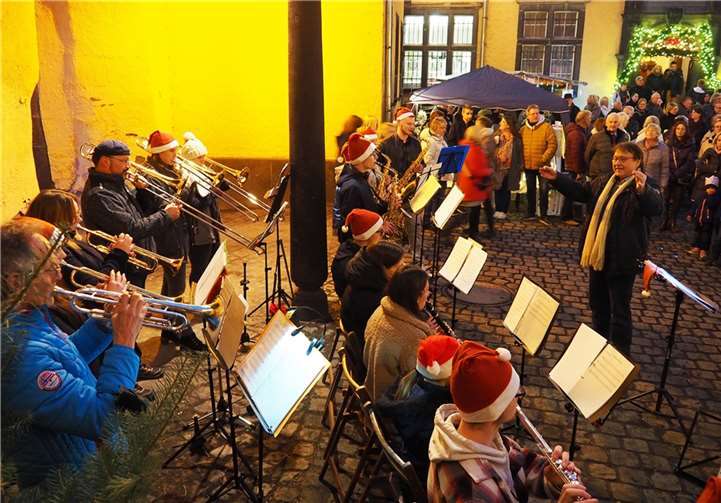 Die jungen Musiker des großen Orchesters der Albert Schweitzer Realschule Mayen unter der Leitung von Kurt Beul spielten wieder das Opening.