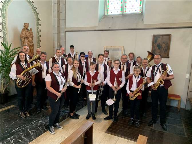 Die jungen Musiker mit dem Orchester nach dem Schlusssegen in der Pfarrkirche Maria Geburt in Andernach-Eich.  Quelle: Musikverein St. Sebastian