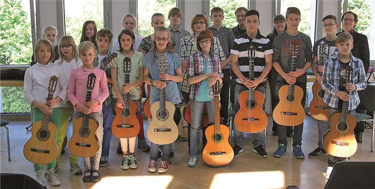 Die jungen Musikerinnen und Musiker brachten ihre Freude am Gitarrenspiel zum Ausdruck.  KMS