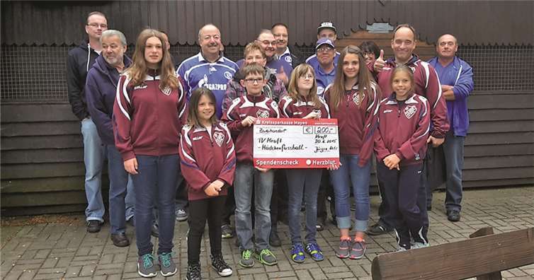Die jungen Nachwuchskickerinnen des TV Kruft freuten sich über die Spende des Schalke Fan Club Kruft. privat