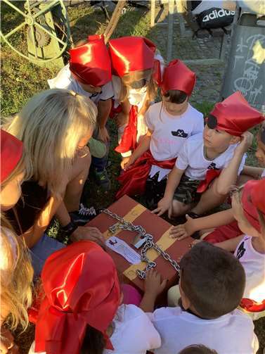 Die jungen Piraten finden den Schatz.  Foto: Kita LahnEggs