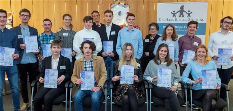 Die jungen PreisträgerInnen präsentieren stolz ihre Auszeichnungen.Foto: Stefan F. Sämmer, JGU