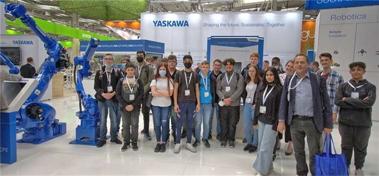 Die jungen Robotik-SpezialistInnen der HDG-Schule am Yaskawa-Stand mit ihren Trainern Daria Körber und Hans Werner Meurer. Foto: HDG-Schule