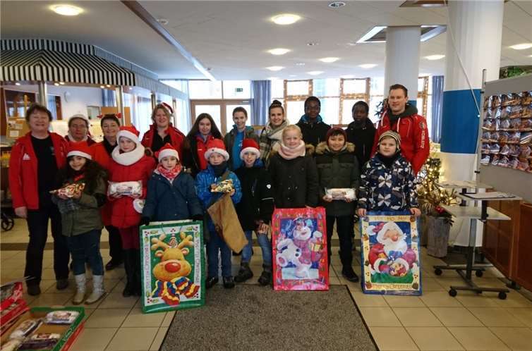 Die jungen Rotkreuzler besuchten die Senioren in Cochem. Foto: JRK Klotten