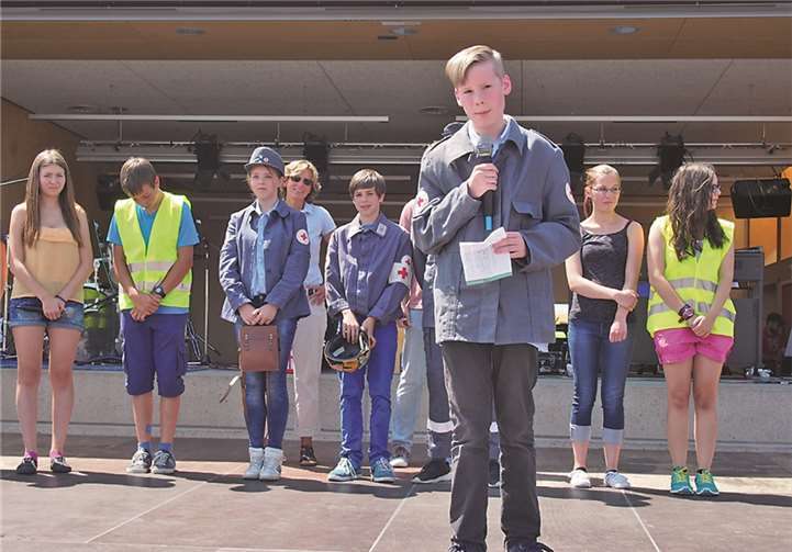 Schüler demonstrierten, wie Erste Hilfe funktioniert Die jungen Sanitäterinnen und Sanitäter informierten die Gäste über ihr Projekt.-UBU-