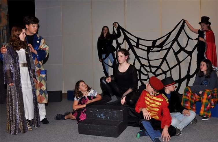 Die jungen Schauspieler der „oase“ bereiten sich auf die Premiere am 18. Mai vor.Uwe Schaar