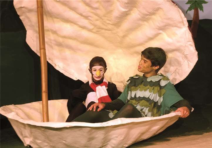 Die jungen Schauspieler haben eine Menge Spaß beim Theaterspielen.