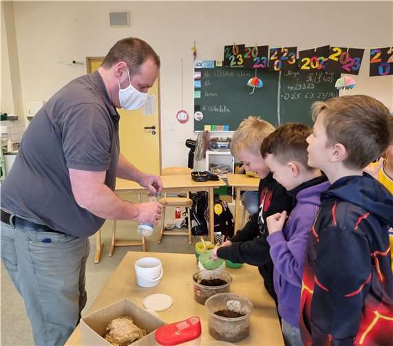Die jungen Schüler verfolgten aufmerksam das bunte Treiben.