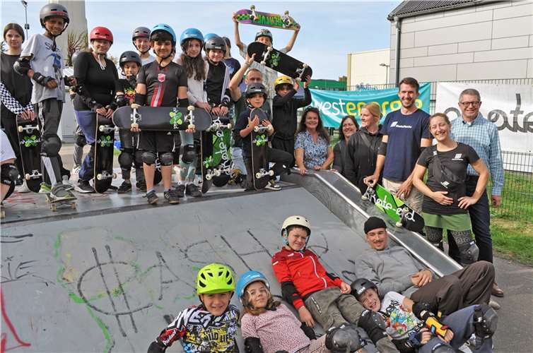 Die jungen Skaterinnen und Skater mit Betreuenden der RheinFlanke, Vertretenden der Stadt und Westenergie auf der Anlage am Schulcampus: (V.r) Erster Beigeordneter Hans-Dieter Wirtz, Laura Pfäfflin, David Weyel und Nina Damert von der RheinFlanke gGmbH, Jugendhilfeplanerin der Stadt Meckenheim Annika Starke-Mutschler und Kommunalbetreuerin bei Westenergie Lydia Bauer. Foto: Stadt Meckenheim