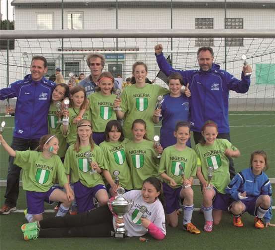 Die jungen Spielerinnen des TSV Emmelshausen freuten sich gemeinsam über den gewonnenen Meistertitel.privat