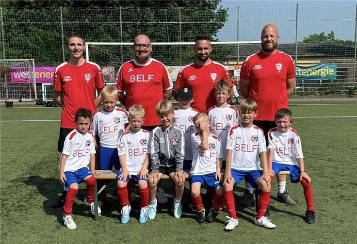 Die jungen Spielern mit den beiden Trainer Andreas Laubenthal und Yannik Visseyrias, sowie die beiden Geschäftsführer von 8ELF, Sandy Rothbrust und Dennis Ollig. Foto: privat