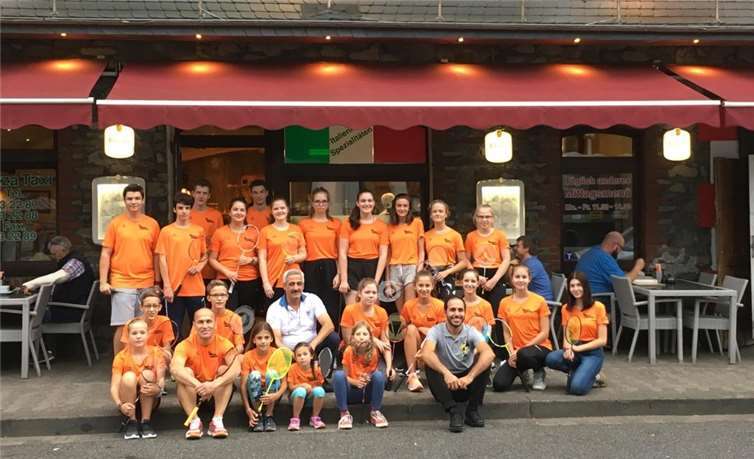 Die jungen Sportler erfreuen sich an ihren neuen Trikots. Fotos: privat