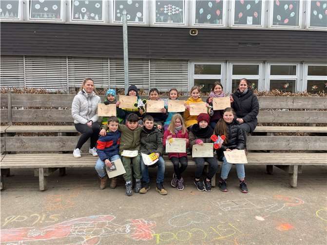 Die jungen Sportler präsentieren stolz ihre Urkunden.  Foto: privat