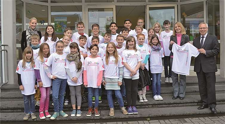 Die jungen Sportlerinnen und Sportler freuen sich mit ihren Lehrern und Achim Gemein (hinten Mitte), Vorstandsmitglied der Jugendstiftung der Kreissparkasse Ahrweiler, über den tollen Erfolg. privat