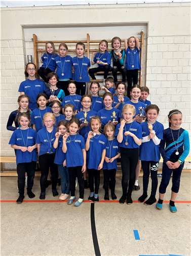 Die jungen Sportlerinnen und Sportler freuen sich über ihre Urkunden und Pokale.  Foto: privat