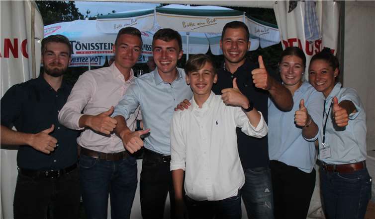 Die jungen TC-Mitglieder halfen beim Rheinischen Abend als Kellner/innenund waren dabei genauso flink unterwegs wie sonst auf dem Tennisplatz.