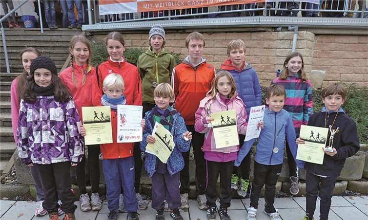 Die jungen TV-Athletinnen und -Athleten beim traditionellen Nikolauslauf in Alflen.Privat