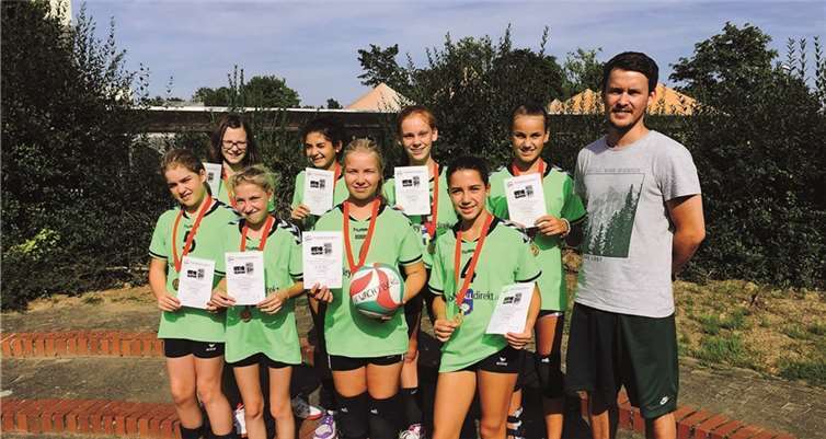 Die jungen Talente freuen sich gemeinsam mit ihrem Trainer über die Stadtmeisterschaft. privat