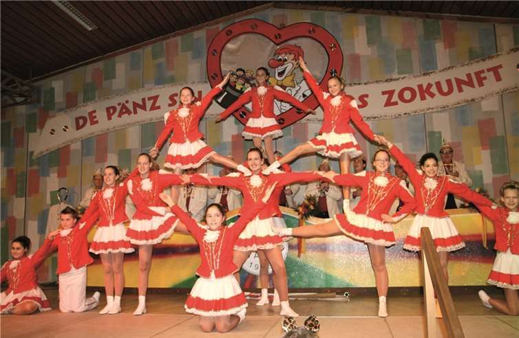 Die jungen „Tanzmäuse“ eroberten mit ihrem Gardetanz die Herzen der Jecken im Sturm. -DL-