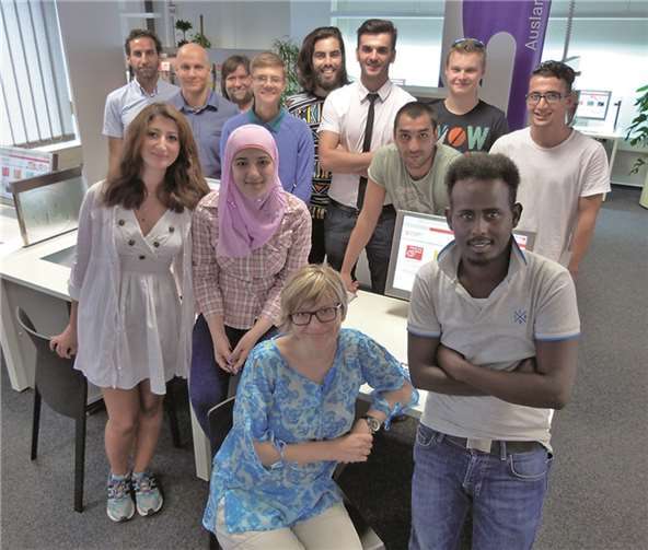 Die jungen Teilnehmer eines Jugendintegrationskurses besuchten das Berufsinformationszentrum der Agentur für Arbeit, um sich auf ihre berufliche Zukunft vorzubereiten. privat