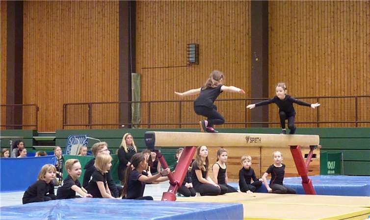 Die jungen Turnerinnen der Abteilung TurnKids machten den Auftakt.