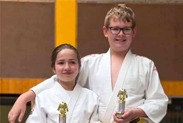 Junge Urmitzer Judoka zeigen starke Leistungen beim Bonsai-Cup Die jungen Urmitzer Judoka Anna Erben und Justus Hickmann starteten erstmals in der Altersklasse U14. Fotos: SV Urmitz/Alexandra Clemens